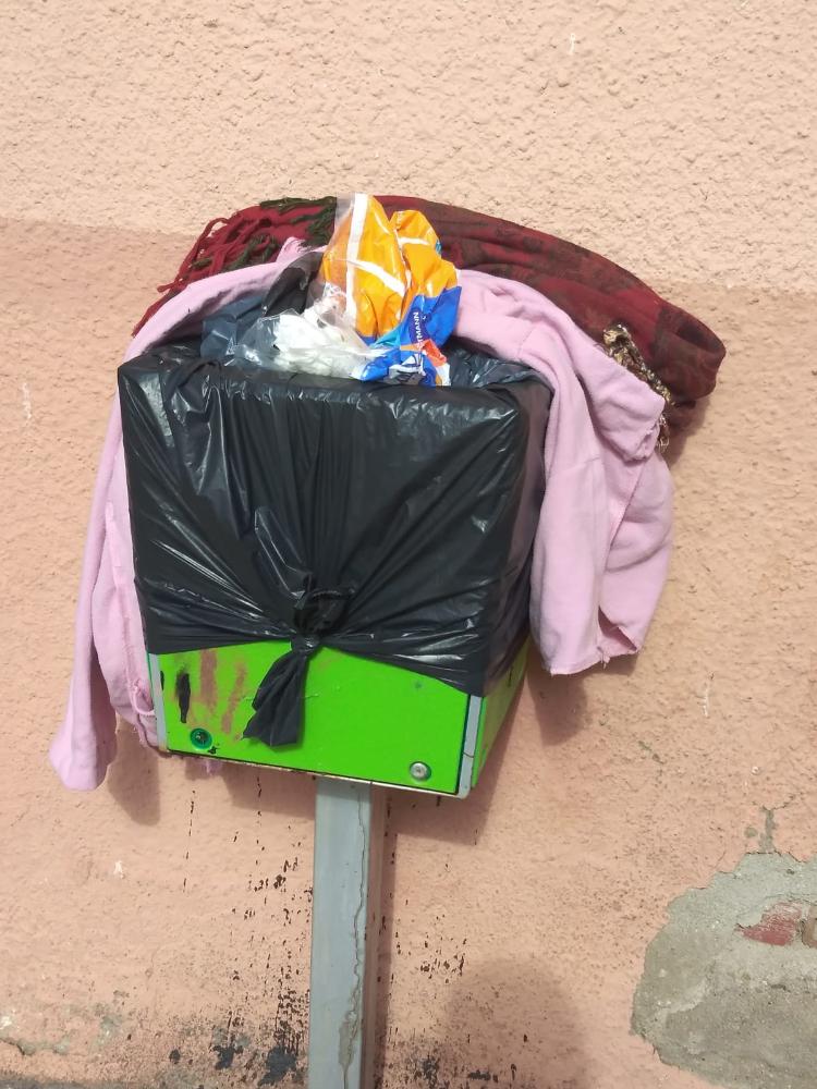 Imagen Se informa que hoy, nuevamente, se han encontrado bolsas de residuos orgánicos y pañales usados en la papelera del Pozo Nuevo.